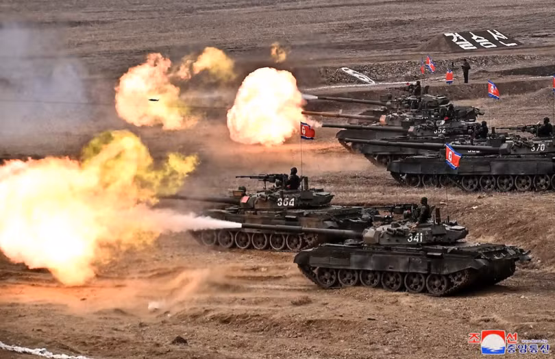 Một cuộc trình diễn quân sự có sự tham gia của các đơn vị xe tăng của Triều Tiên, ngày 13/3. Ảnh: Reuters.