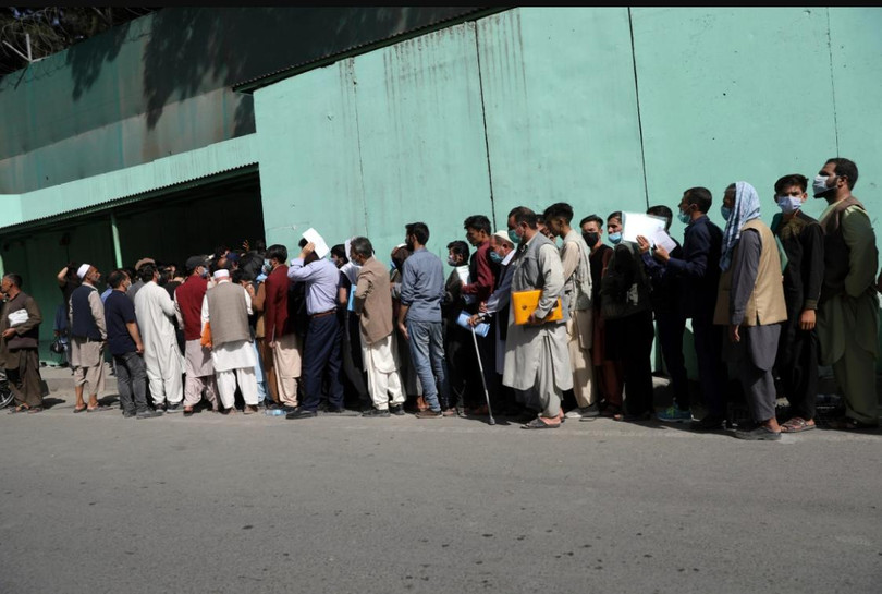 Người dân xếp hàng dài lấy hộ chiếu trước cửa Đại sứ quán Iran tại Kabul (Ảnh: AP)