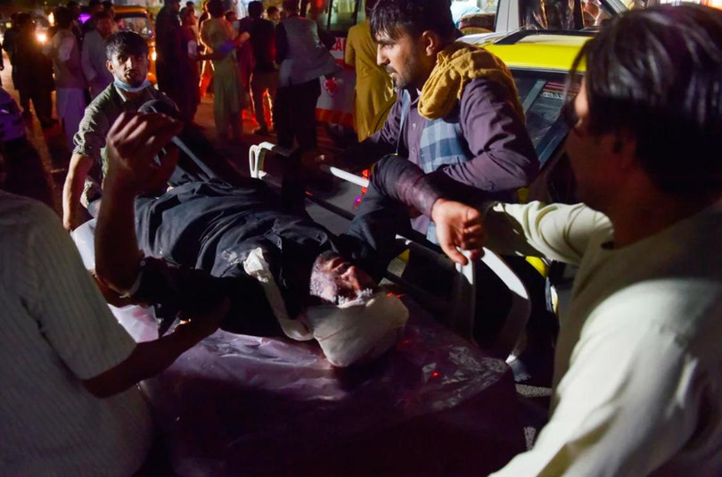 Những người bị thương sau vụ đánh bom ở sân bay Kabul được chuyển đi cấp cứu (Ảnh: AFP) Những người bị thương sau vụ đánh bom ở sân bay Kabul được chuyển đi cấp cứu (Ảnh: AFP)