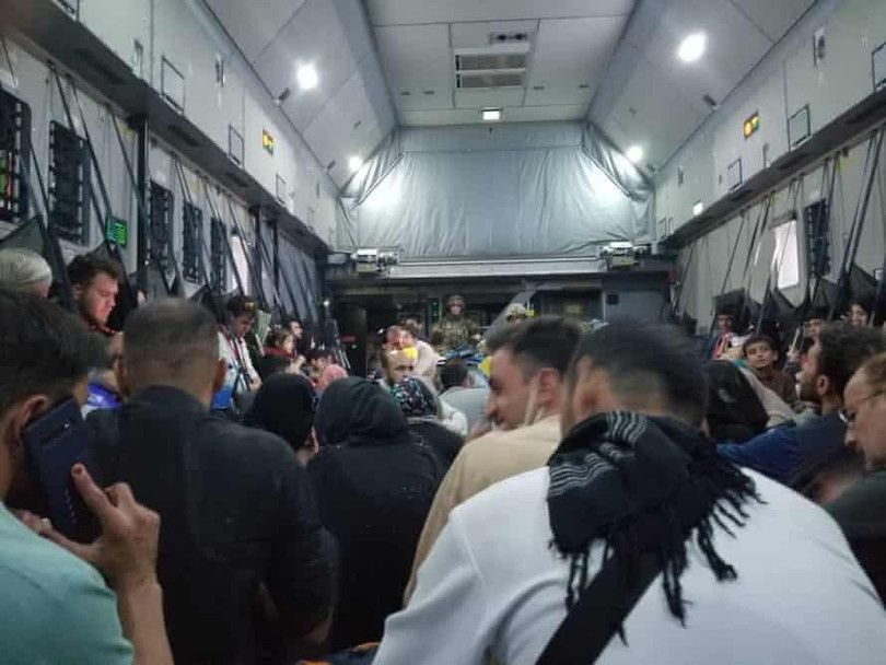 Bên trong chuyến bay tới Dubai của chị em Rasa (Ảnh: Guardian)