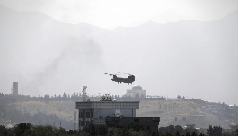 Trực thăng Chinook bên trên Đại sứ quán Mỹ tại Kabul (Ảnh: AP)