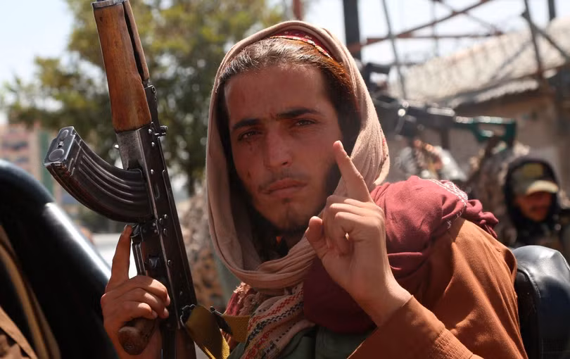 Chiến binh Taliban tuần tra trên đường phố thủ đô Kabul, Afghanistan (Ảnh: The Nation)