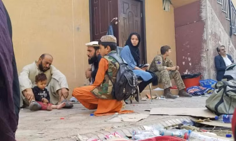 Bức ảnh mà Rasa chụp lại trong hành trình rời khỏi Kabul (Ảnh: Guardian) Bức ảnh mà Rasa chụp lại trong hành trình rời khỏi Kabul (Ảnh: Guardian)