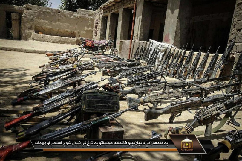 Taliban khoe vũ khí thu được từ phe chính phủ Afghanistan trong một đoạn băng tuyên truyền (Ảnh: Military Times) Taliban khoe vũ khí thu được từ phe chính phủ Afghanistan trong một đoạn băng tuyên truyền (Ảnh: Military Times)