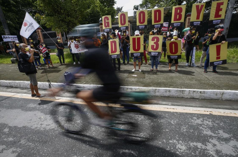 Những người biểu tình phản đối ông Duterte tại Manila (Ảnh: EPA)