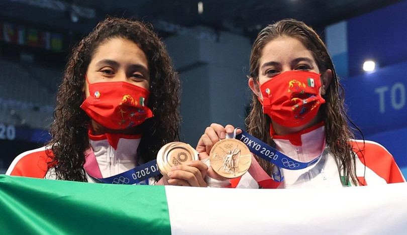 Vận động viên Gabriela Agundez Garcia và Alejandra Orozco Loza của Mexico cầm trên tay chiếc huy chương đồng môn nhảy cầu ván mềm 3 m đôi nữ tại Olympics Tokyo (Ảnh: Reuters) Vận động viên Gabriela Agundez Garcia và Alejandra Orozco Loza của Mexico cầm trên tay chiếc huy chương đồng môn nhảy cầu ván mềm 3 m đôi nữ tại Olympics Tokyo (Ảnh: Reuters)