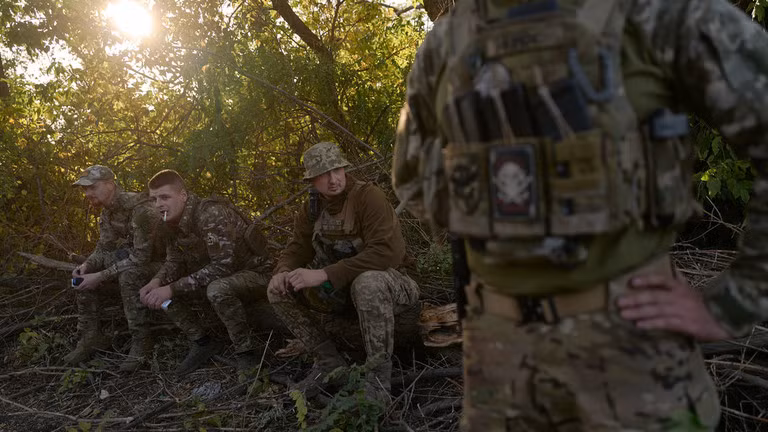 Binh sĩ Ukraine gần Pokrovsk ở Donbass vào ngày 1/10 (Ảnh: Getty)