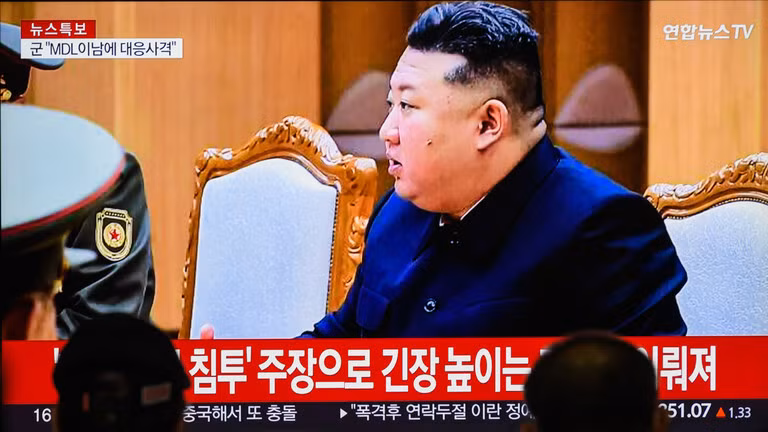 Bản tin phát thanh ở Seoul, Hàn Quốc cho thấy nhà lãnh đạo Triều Tiên Kim Jong-un phát biểu tại cuộc họp chính phủ ngày 15/10/2024 (Ảnh: Getty)