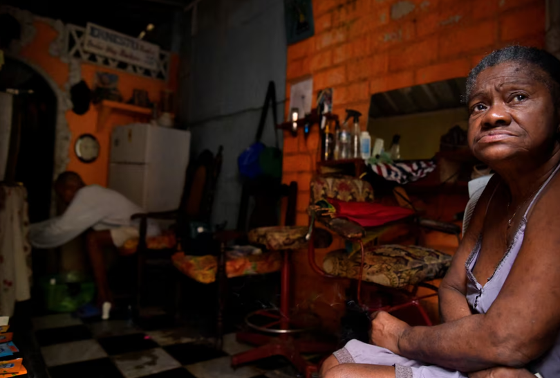 Một người phụ nữ ngồi trước cửa nhà, sau khi nghe tin lưới điện quốc gia bị sập lần thứ hai sau 24 giờ, tại Havana, Cuba ngày 19/10 (Ảnh: Reuters)