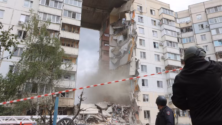 Lực lượng cứu hộ trước một tòa nhà dân cư bị hư hại do cuộc tấn công của Ukraine ở Belgorod, Nga (Ảnh: Sputnik)