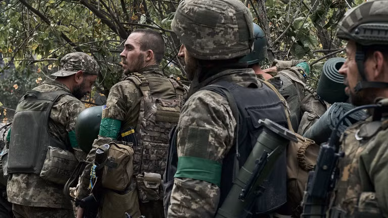 Các binh sĩ của Lữ đoàn cơ giới bộ binh cơ giới số 59 của Ukraine ở Donbass, ngày 19/9 (Ảnh: Getty)