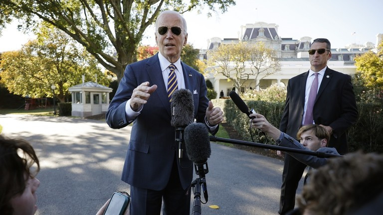Tổng thống Mỹ Joe Biden trò chuyện với các phóng viên (Ảnh: Getty)