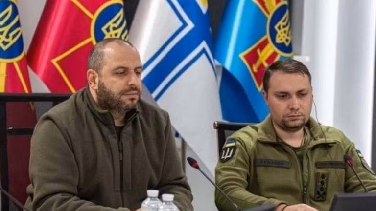 Rustem Umerov, trái, và Kirill Budanov trong một cuộc họp báo (Ảnh: RT)