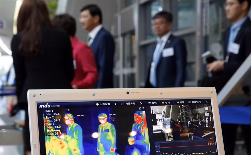 Đo thân nhiệt ở sân bay được cho là không hiệu quả trong ngăn chặn virus corona chủng mới (Ảnh: SCMP)