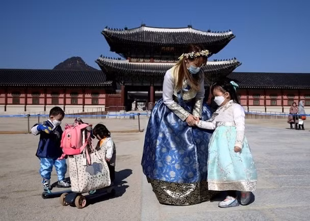 COVID-19 đang khiến ngành du lịch Hàn Quốc lao đao (Ảnh: AP)