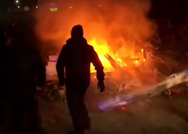 Người biểu tình đốt lửa ngăn chặn (Ảnh: Đông Phương)