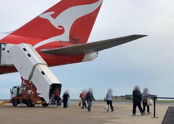 Máy bay đưa công dân Australia từ Nhật về nước (Ảnh: Đông Phương)