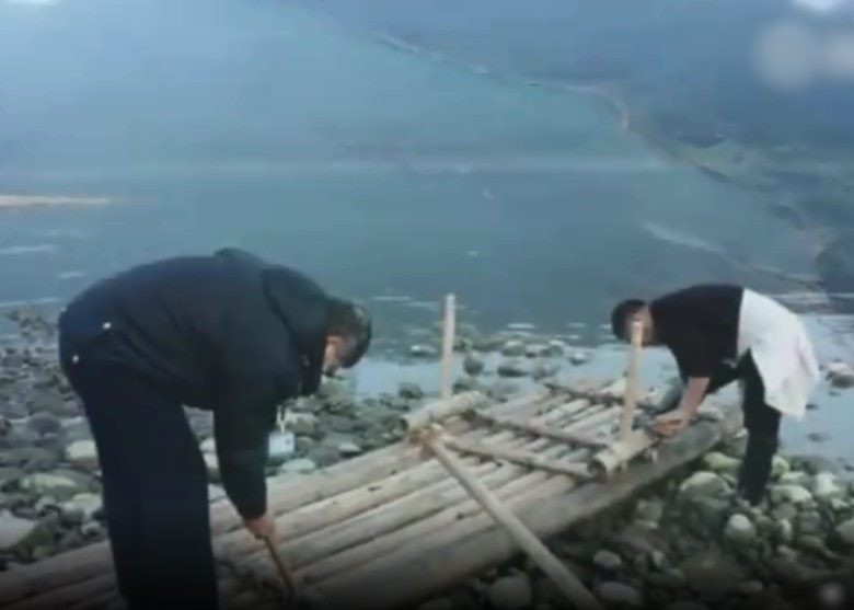 Các nhân viên công tác đang phá hủy chiếc bè tre (Ảnh: Đông Phương)