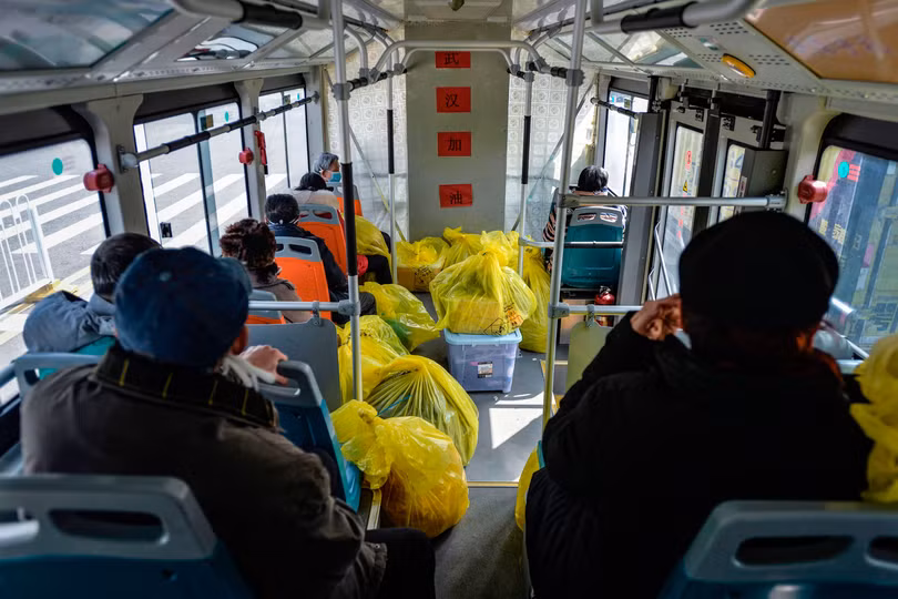 Một nhóm người rời khỏi bệnh viện Vũ Hán sau khi hồi phục (Ảnh: CNN)