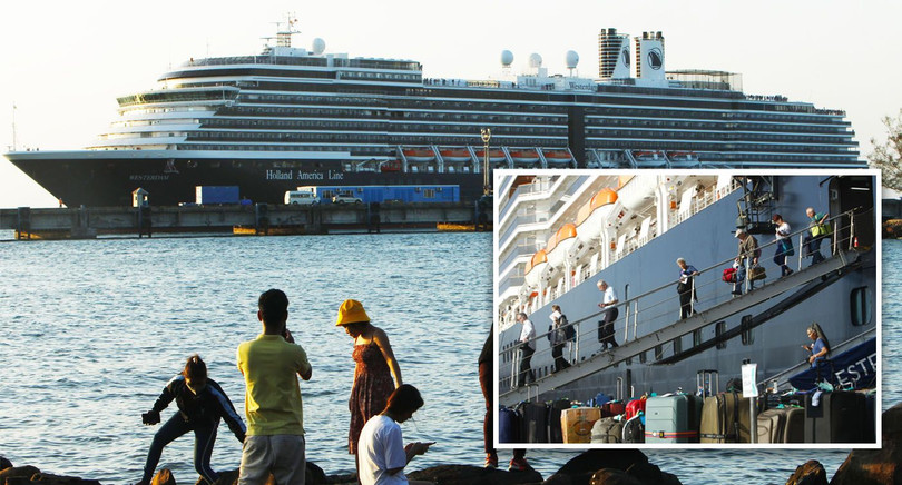 Hành khách trên tàu Westerdam lên bờ tại cảng Sihanoukville của Campuchia (Ảnh: AP)