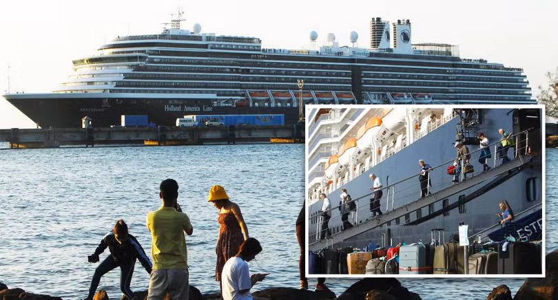 Hành khách trên tàu Westerdam lên bờ tại cảng Sihanoukville của Campuchia (Ảnh: AP)