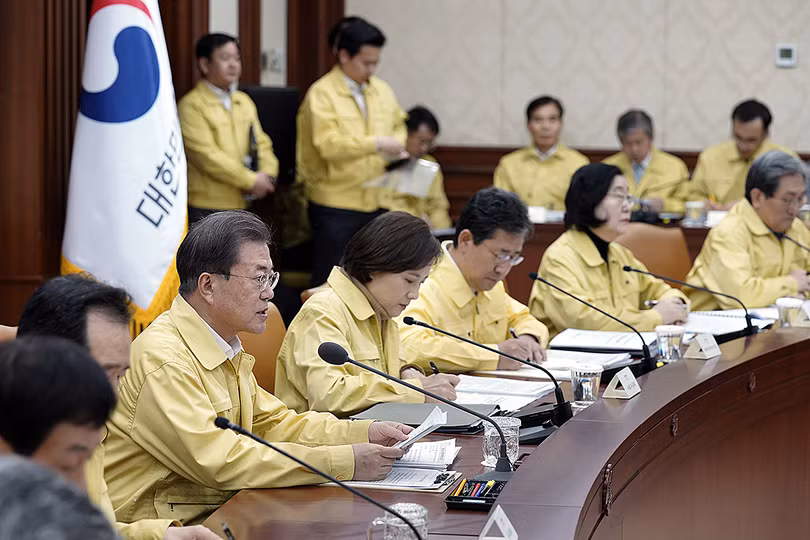 Tổng thống Hàn Quốc Moon Jae-in trong cuộc họp bàn về COVID-19 ngày 23/2 (Ảnh: CNN)
