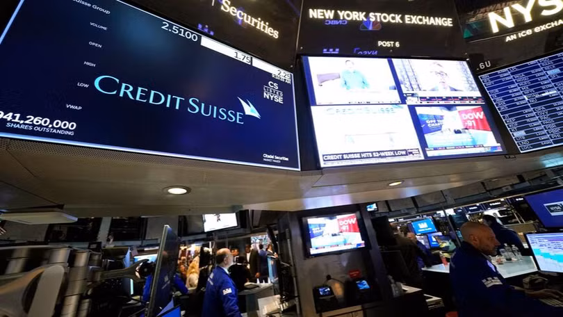 Giá cổ phiếu của Credit Suisse giảm tới 30% trong hôm 15/3 (Ảnh: Getty)