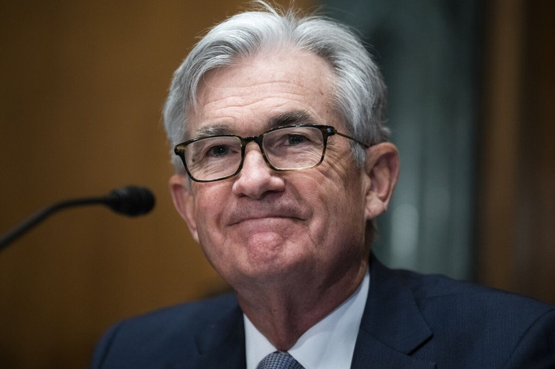 Chủ tịch Fed Jerome Powell đang phải cân bằng giữa hai nhiệm vụ chống lạm phát và bình ổn hệ thống tài chính (Ảnh: Bloomberg)