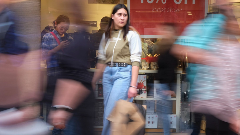 Sức khoẻ bất thường của thị trường lao động cùng hoạt động chi tiêu mạnh mẽ gây khó cho nỗ lực giảm lạm phát của Fed (Ảnh: ZumaPress)