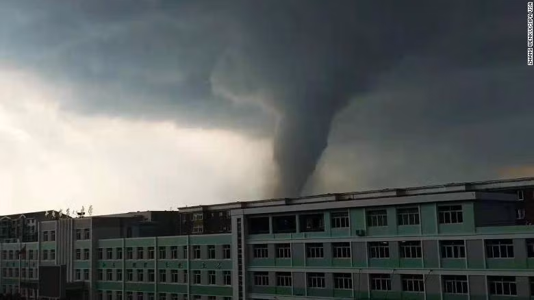 Cột lốc xoáy khổng lồ quét qua khu vực dân cư ở thành phố Khai Nguyên (Ảnh: CNN)