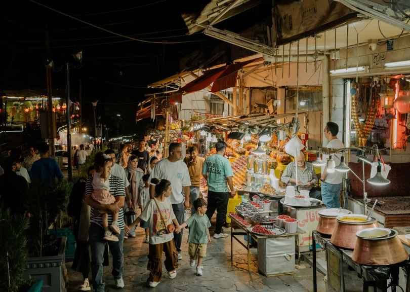 Một khu chợ ở Darband, một trong những khu phố cổ nhất của Tehran. Người dân Iran đang phải vật lộn để đối phó với lạm phát lên tới 40% mỗi năm và đồng nội tệ mất giá. Ảnh: NYTimes.