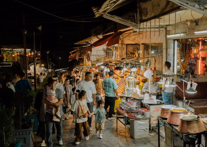 Một khu chợ ở Darband, một trong những khu phố cổ nhất của Tehran. Người dân Iran đang phải vật lộn để đối phó với lạm phát lên tới 40% mỗi năm và đồng nội tệ mất giá. Ảnh: NYTimes.