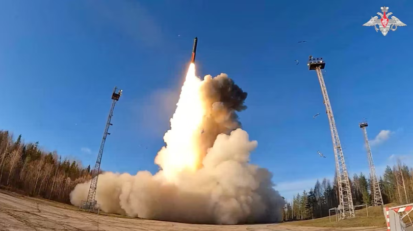 Tên lửa đạn đạo liên lục địa Yars được phóng từ Sân bay vũ trụ Plesetsk trong cuộc tập trận quân sự của lực lượng hạt nhân Nga trên bộ, trên biển và trên không nhằm diễn tập khả năng sẵn sàng chiến đấu và cơ cấu chỉ huy tại khu vực Arkhangelsk, Nga, ngày 22/10. Ảnh: Reuters.