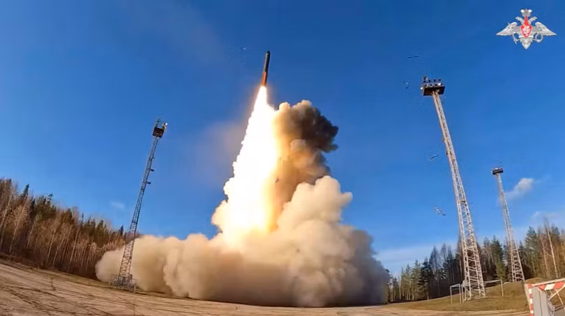 Tên lửa đạn đạo liên lục địa Yars được phóng từ Sân bay vũ trụ Plesetsk trong cuộc tập trận quân sự của lực lượng hạt nhân Nga trên bộ, trên biển và trên không nhằm diễn tập khả năng sẵn sàng chiến đấu và cơ cấu chỉ huy tại khu vực Arkhangelsk, Nga, ngày 22/10. Ảnh: Reuters.