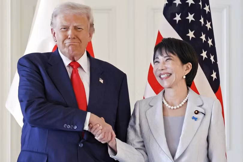 Thủ tướng Nhật Bản Sanae Takaichi (phải) và Tổng thống Mỹ Donald Trump bắt tay nhau trước hội nghị thượng đỉnh tại Tokyo hôm 28/10. Ảnh: Kyodo News.