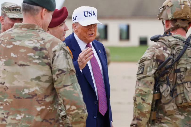 Tổng thống Donald Trump phát biểu với các thành viên quân đội trong chuyến thăm Fort Bragg để kỷ niệm ngày thành lập Quân đội Mỹ, tại North Carolina, Mỹ, ngày 10/6. Ảnh: Reuters.