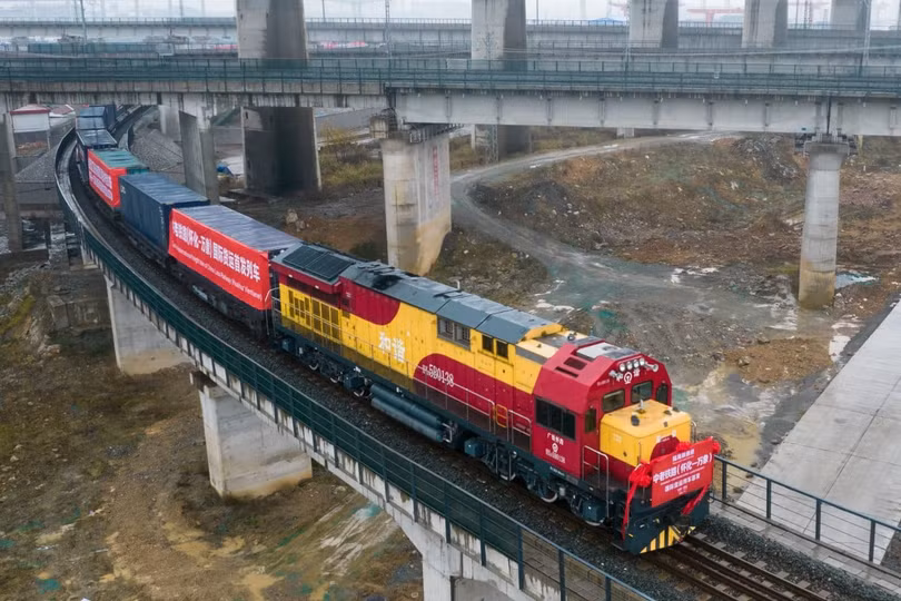 Một chuyến tàu chở hàng khởi hành từ Hoài Hóa, một thành phố ở tỉnh Hồ Nam, miền Trung Trung Quốc, hướng đến Lào. Ảnh: Xinhua.