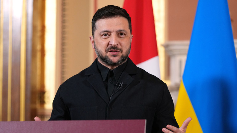 Tổng thống Ukraine Volodymyr Zelensky phát biểu với giới truyền thông sau cuộc họp của liên minh tự nguyện vào ngày 24/10. Ảnh: Getty.