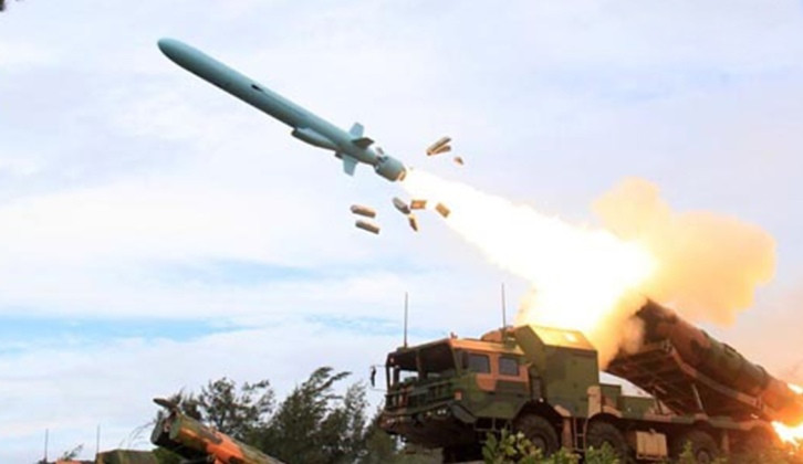 Tên lửa hành trình chống hạm YJ-62 được phóng từ bệ phóng di động. Ảnh: MW.