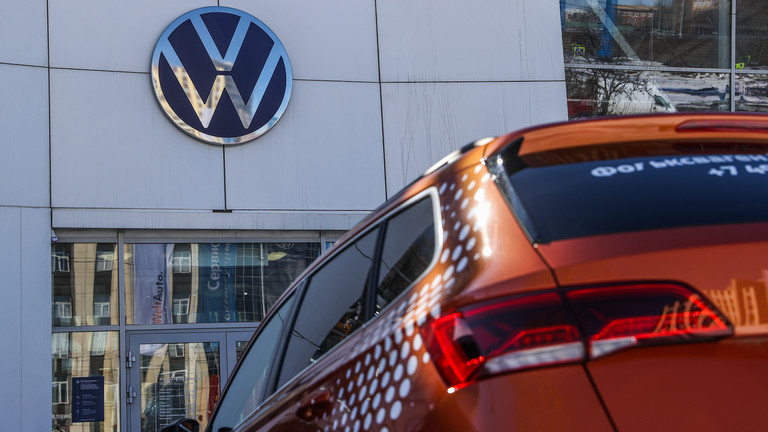 Đại lý xe Volkswagen tại Moscow, Nga vào ngày 6/4/2022. Ảnh: Sputnik.