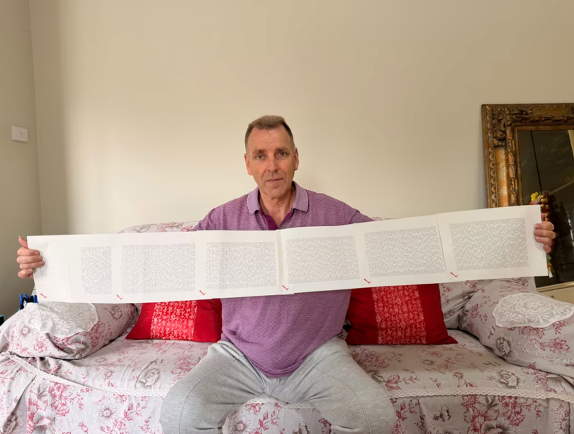 Laurence Watkins, một nhân viên bảo vệ đã nghỉ hưu đến từ Auckland, New Zealand, cầm trên tay giấy khai sinh dài 6 trang, trong đó ghi đầy đủ 2.253 cái tên của ông. Ảnh: CNN.