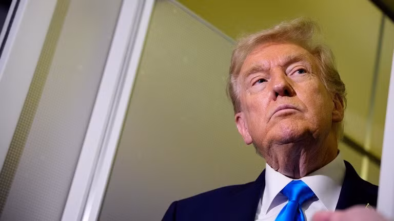 Tổng thống Mỹ Donald Trump trên chiếc Không lực Một, ngày 25/10. Ảnh: Getty.