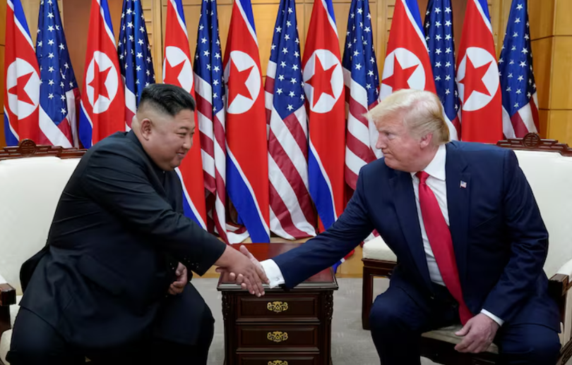 Tổng thống Mỹ Donald Trump bắt tay nhà lãnh đạo Triều Tiên Kim Jong-un khi họ gặp nhau tại khu phi quân sự ngăn cách hai miền Triều Tiên, tại Bàn Môn Điếm, Hàn Quốc, ngày 30/6/2019. Ảnh: Reuters.