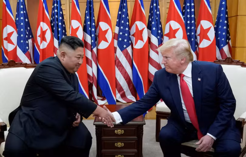 Tổng thống Mỹ Donald Trump bắt tay nhà lãnh đạo Triều Tiên Kim Jong-un khi họ gặp nhau tại khu phi quân sự ngăn cách hai miền Triều Tiên, tại Bàn Môn Điếm, Hàn Quốc, ngày 30/6/2019. Ảnh: Reuters.