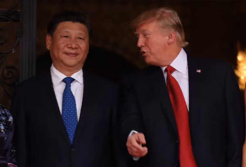 Tổng thống Mỹ Donald Trump trò chuyện với Chủ tịch Trung Quốc Tập Cận Bình khi ông Tập đến dùng bữa tối tại khu nghỉ dưỡng Mar-a-Lago của Trump ở West Palm Beach, Florida, Mỹ ngày 6/4//2017. Ảnh: Reuters.