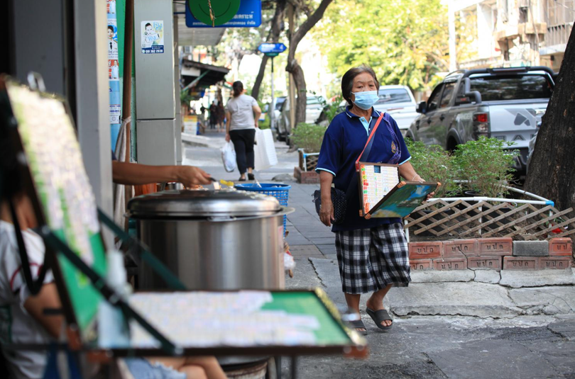 Biến vé số thành sổ tiết kiệm hưu trí Sáng kiến an sinh độc lạ hâm nóng chính trường Thái Lan 2.png