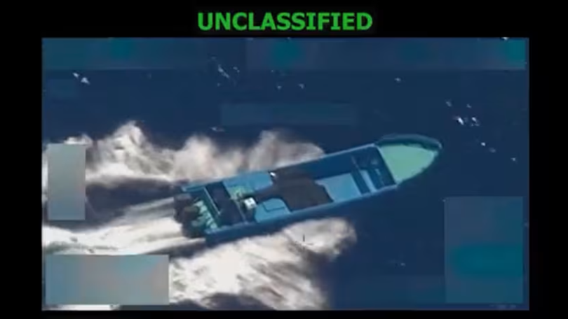 Ảnh chụp màn hình đoạn video do Bộ trưởng Quốc phòng Mỹ Pete Hegseth đăng tải trên tài khoản X của ông vào ngày 22/10, cho thấy Mỹ tấn công một tàu do một "tổ chức khủng bố buôn bán ma túy" điều hành ở Đông Thái Bình Dương. Ảnh: AFP.