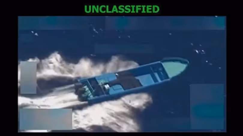 Ảnh chụp màn hình đoạn video do Bộ trưởng Quốc phòng Mỹ Pete Hegseth đăng tải trên tài khoản X của ông vào ngày 22/10, cho thấy Mỹ tấn công một tàu do một "tổ chức khủng bố buôn bán ma túy" điều hành ở Đông Thái Bình Dương. Ảnh: AFP.