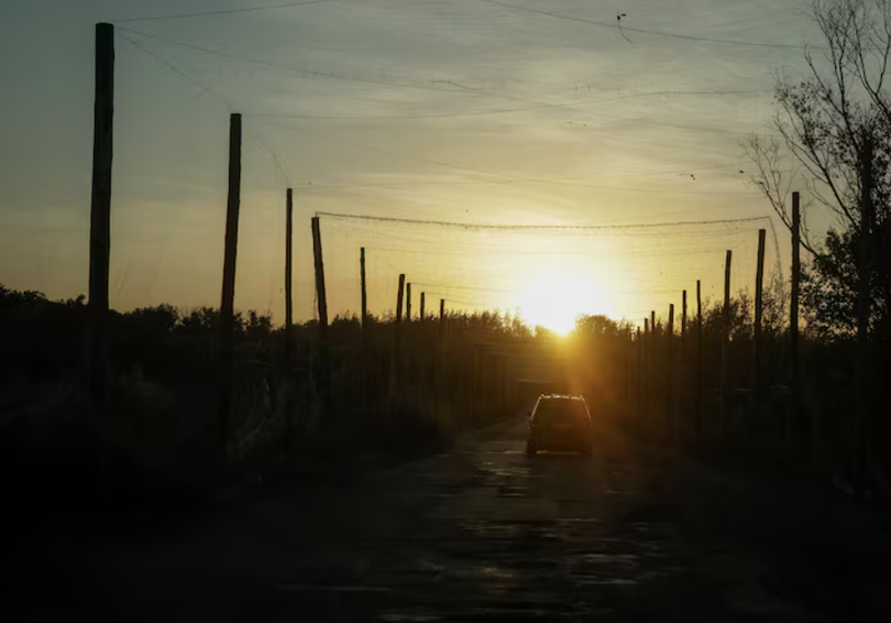 Một chiếc ô tô chạy dọc theo con đường được phủ lưới chống UAV gần thị trấn tiền tuyến Kupiansk ngày 4/10. Ảnh: Reuters.