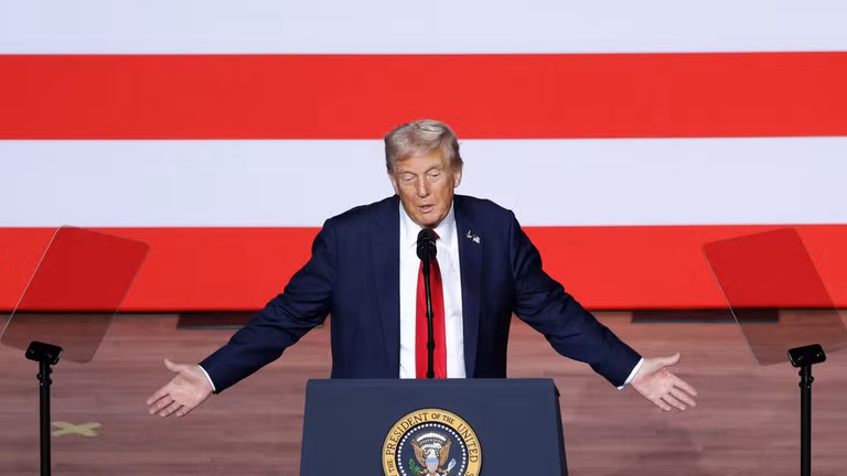 Tổng thống Mỹ Donald Trump phát biểu với các nhà lãnh đạo quân sự cấp cao tại Căn cứ Thủy quân Lục chiến Quantico, Virginia, Mỹ ngày 30/9. Ảnh: Getty.